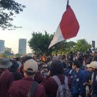 bubarkan-massa-di-jl-gatot-subroto-polisi-tembakkan-gas-air-mata
