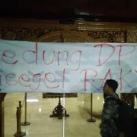 massa-semarangmelawan--segel--gedung-dprd-jateng