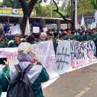 mahasiswa-mulai-bergerak-ke-dpr-bawa-spanduk--nyalakan-tanda-bahaya