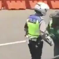 langgar-lalu-lintaspengendara-ojol-dianiaya-oknum-polantas