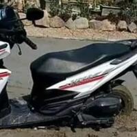 nekat-melewati-palang-bambusebuah-sepeda-motor-terjebak-di-aspal-basah