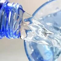 cuaca-panas-enaknya-minum-ar-putih-atau-isotonik-ini-kata-pakar-kesehatan