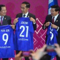 presiden-indonesia-jokowi-mendapat-jersey-dari-fifa