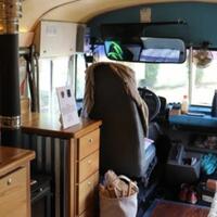 keren-gan-wanita-pensiunan-ini-sulap-bus-sekolah-jadi-tempat-tinggal