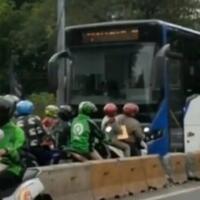 miris-bus-transjakarta-disuruh-mundur-oleh-pemotor-yang-lawan-arus