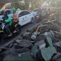 jalur-sepeda-cikini-dibongkar-demi-trotoar-bongkahan-aspal-beton-berantakan