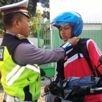 hati-hati-saat-berkendara-motor-kena-denda-dan-sanksi-karena-tidak-pakai-helm-sni