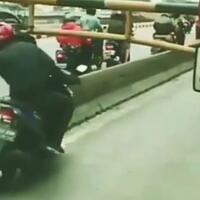 viral-video-pengendara-motor-terobos-jalur-bus-way-tak-pedulikan-petugas-waras-gak