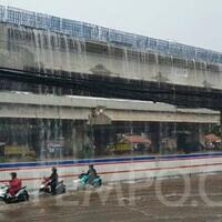 hujan-deras-ada-air-terjun-dadakan-di-tol-becakayu