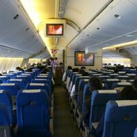 7-fitur-rahasia-pesawat-yang-tak-terlihat-termasuk-tombol-darurat-di-toilet