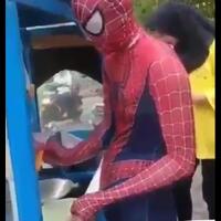 viral-video-tukang-siomay-berjualan-dengan-kostum-spiderman-udah-gak-main-film-ya