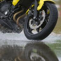 tips-pemakaian-ban-motor-saat-hujan-dijamin-bikin-berkendara-kamu-makin-aman