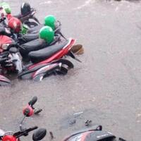 dear-abang-ojol-motor-terendam-banjir-dikasih-servis-gratis-nih