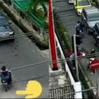 edan-naik-motor-lawan-arus-nyenggol-orang-masuk-got-malah-kabur-gan