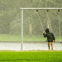 cara-menikmati-air-ala-pluviophile-dan-tips-sehat-setelah-bermain-air-hujan