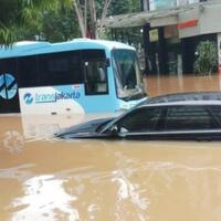 banjir-di-kemang-raya-air-masuk-ke-dalam-toko-sejumlah-mobil-terendam