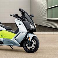 jaman-udah-makin-gila-bmw-ciptakan-motor-listrik-dengan-charger-wireless