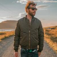 selain-hoodie-dan-sweater-jaket-ini-cocok-dipadukan-dengan-sneakers-agan-cekidot