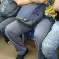 ternyata-bukan-cowok-saja-cewek-duduk-ngangkang-di-krl-juga-banyak