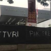 kain-hitam-dibentangkan-di-gedung-tvri-ada-apa