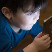 fakta-anak-anak-lebih-betah-tidur-dengan-smartphone-daripada-orang-tua-mereka