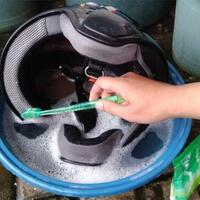 diy-cuci-helm-di-musim-hujan