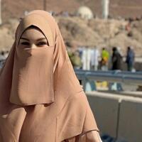 halu-tingkat-dewa-tramsgender-ini-umrah-menggunakan-pakaian-wanita-bahkan-bercadar