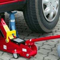 cara-tepat-pemakaian-dongkrak-mobil