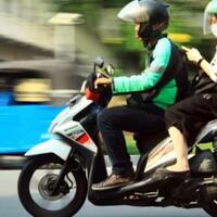 spanduk-ojol-dilarang--beroperasi--di-wilayah-ini-malah-bikin-netizen-bingung