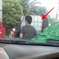 gokil-beli-bbm-anti-mainstream-bawa-quotjerigen-raksasaquot-ke-pom-bensin