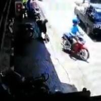 viral-lupa-menunggu-istri-duduk-di-motor-endingnya-bikin-geli