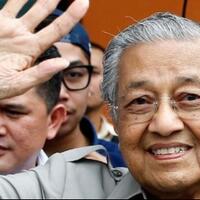 pm-mahathir-serahkan-surat-pengunduran-diri-ke-raja-malaysia
