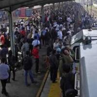 warga-bekasi-batal-ke-kantor-karena-jakarta-banjir-dan-lumpuh