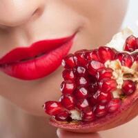 bahan-alami-ini-bisa-membuat-bibirmu-tampak-merah-merona-sis