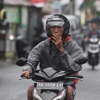 kalo-naik-motor-atau-mobil-jangan-sambil-ngerokok-goblo-abunya-perih-kalo-kena-mata
