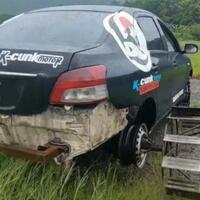 gokil-mobil-bekas-taksi-di-modifikasi-untuk-bajak-sawah