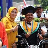 wisuda-kok-bawa-keranjang-sayur-bukannya-malu-malah-bangga-salut