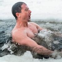 rayakan-ulang-tahun-dengan-mandi-30kg-es-kering-aksi-ekstremnya-berujung-kematian