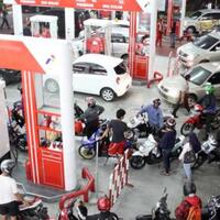 tingkah-pemotor-saat-lagi-ngisi-bensin-kadang-bikin-kesel