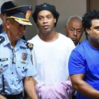 pemain-legenda-ronaldinho-dipenjara-bersama-saudaranya-karena-paspor-palsu
