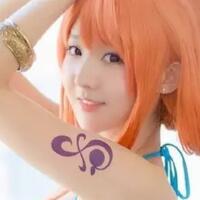 auto-melek-gadis-seksi-berdandan-ala-nami-dari-one-piece-world-red