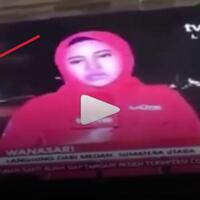 tv-one-kembali-bikin-heboh-tidak-sadar-ada-yang-ribut-di-belakang-reporter-saat-live