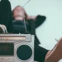 diawali-penemuan-tragis-kini-radio-menjadi-teman-masyarakat
