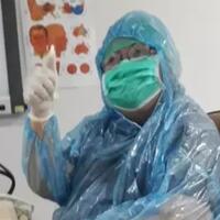 viral-foto-dokter-tht-yang-meninggal-berstatus-pdp-praktik-pakai-jas-hujan