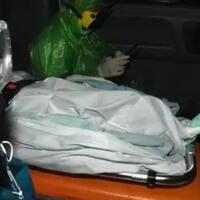 jenazah-glenn-fredly-dibungkus-plastik-dibawa-4-petugas-berpakaian-apd