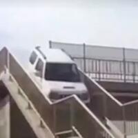 ampun-ini-kenapa-mobil-bisa-jalan-di-jpo