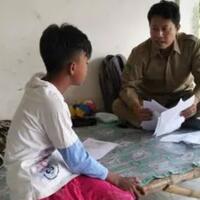 siswa-tak-punya-ponsel-pak-guru-avan-pilih-mengajar-dari-rumah-ke-rumah
