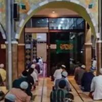 tarawih-pertama-jemaah-jaga-jarak-hingga-tak-ingin-ketahuan