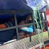 susah-payah-nyamar-ditumpuk-tumpuk-kerupuk-pemudik-tetap-terendus-polisi