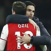pembelaan-eks-jagoan-mu-buat-mesut-ozil-yang-ogah-potong-gaji-di-arsenal